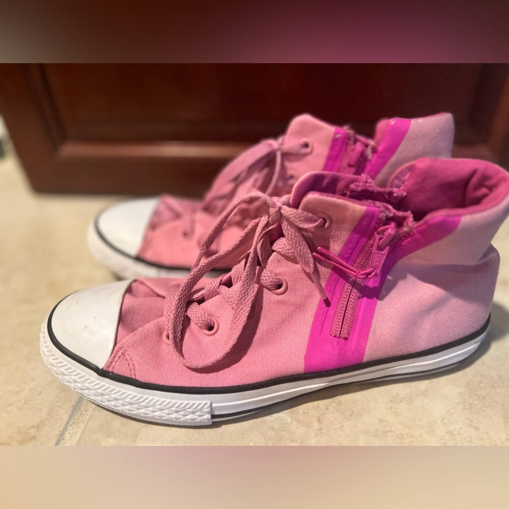 Juniors size 5 Converse, gently used